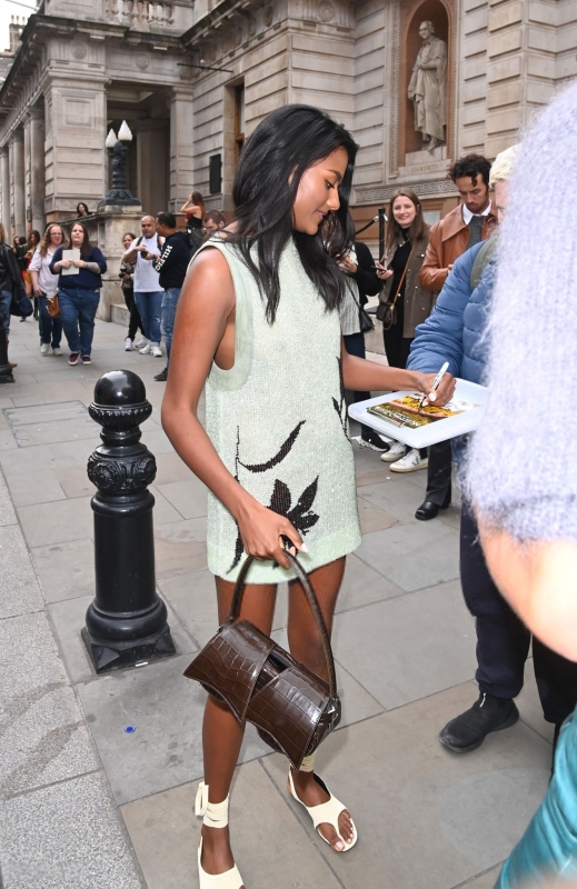 Click to view full size image
==============
Simone Ashley arriving at the 16Arlington show on September 15, 2024 in London, UK
Simone Ashley arriving at the 16Arlington show on September 15, 2024 in London, UK