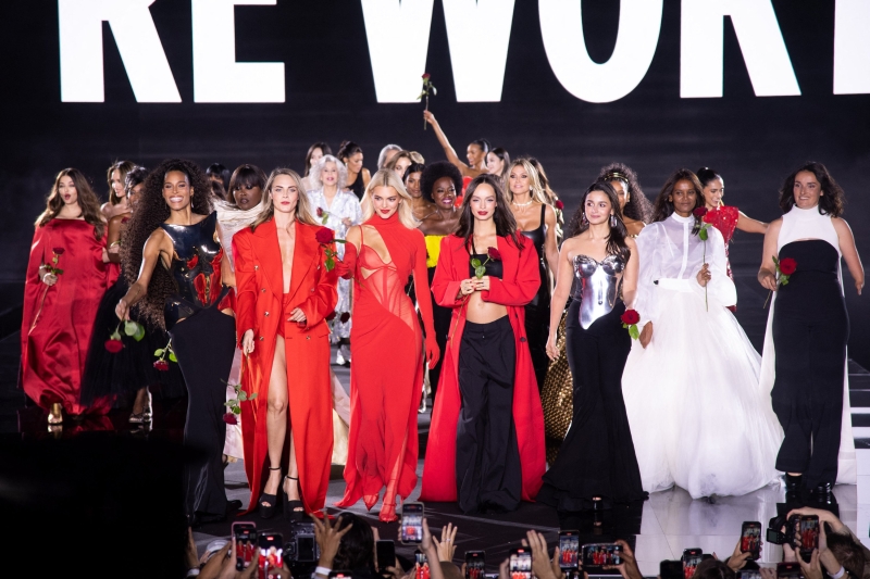 Click to view full size image
==============
Simone Ashley walks the runway of the Walk Your Worth show, hosted by L'Oréal Paris, on September 23, 2024 in Paris, France
Simone Ashley walks the runway of the Walk Your Worth show, hosted by L'Oréal Paris, on September 23, 2024 in Paris, France